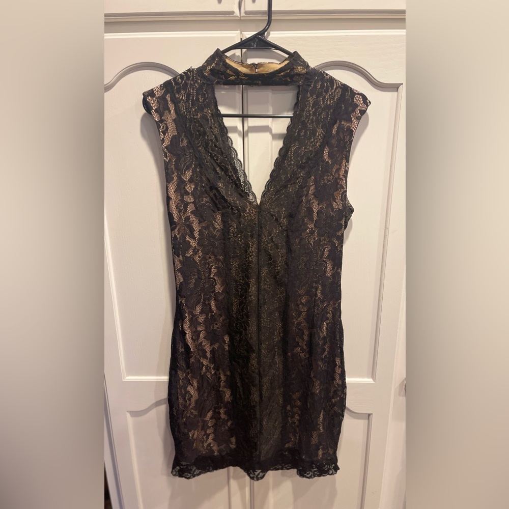 ✨Lovely black lace comfortable fit BEBE dress✨